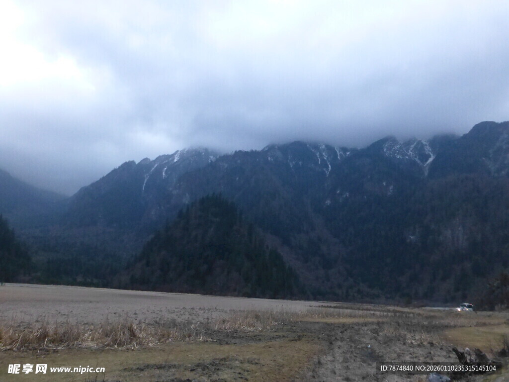 云雾缭绕的山峦风景