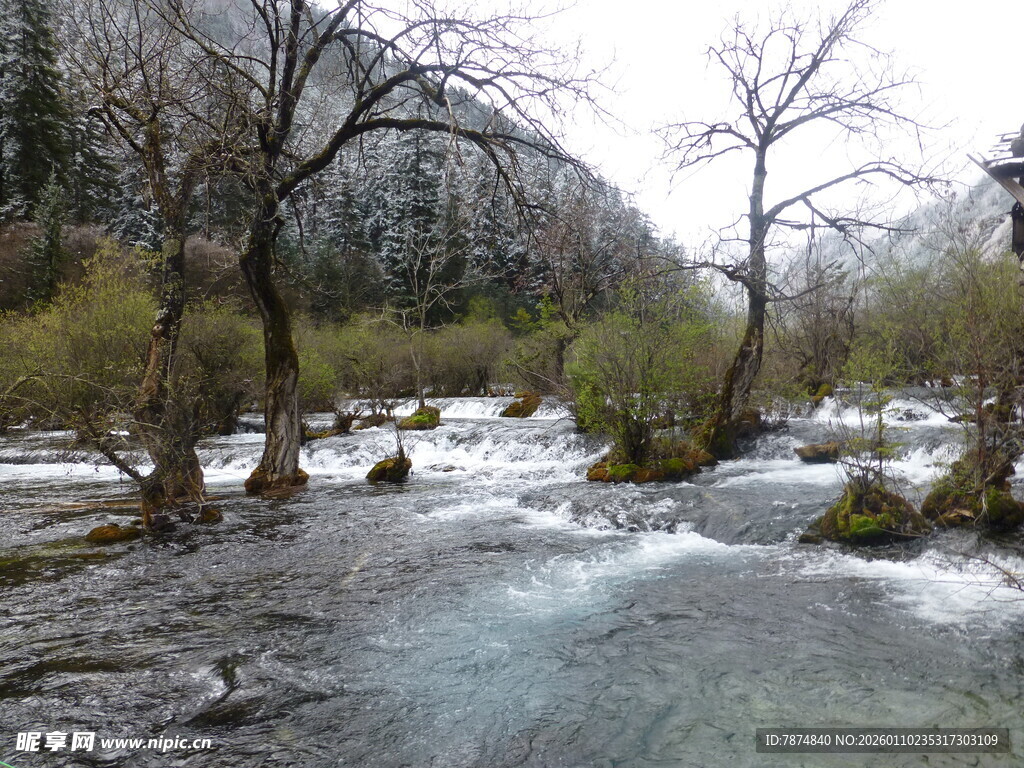 山间溪流冬日景致