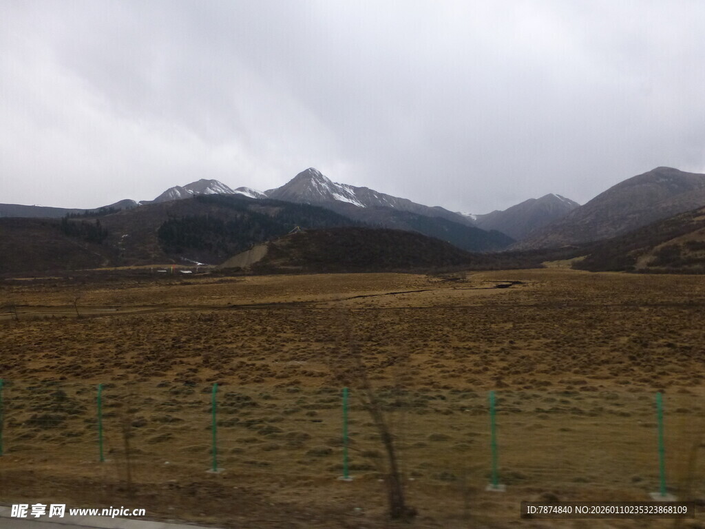 草原远山阴天景象