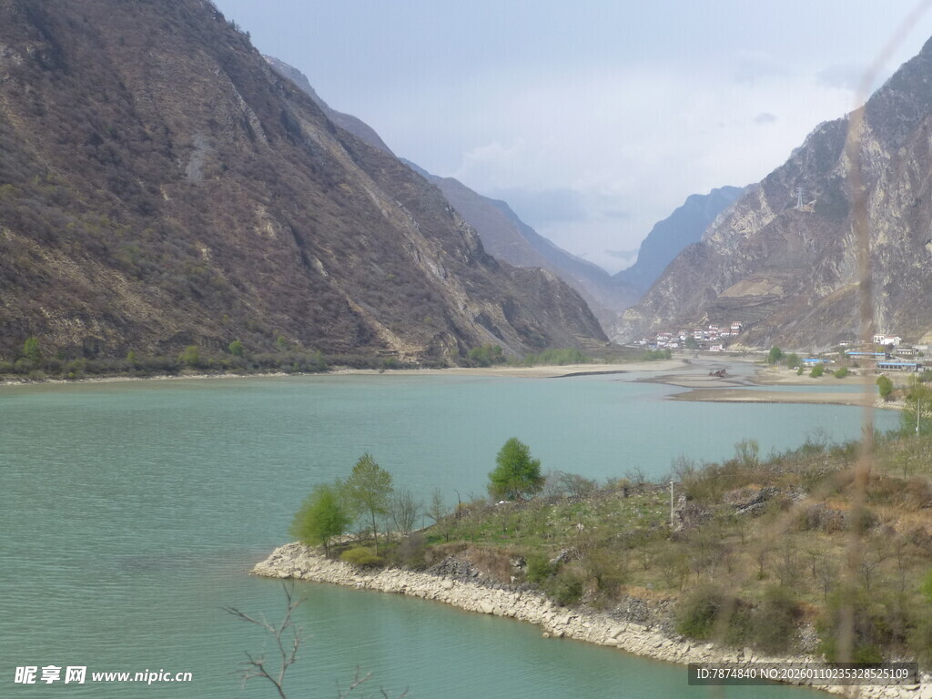 青山绿水间的秀丽河谷