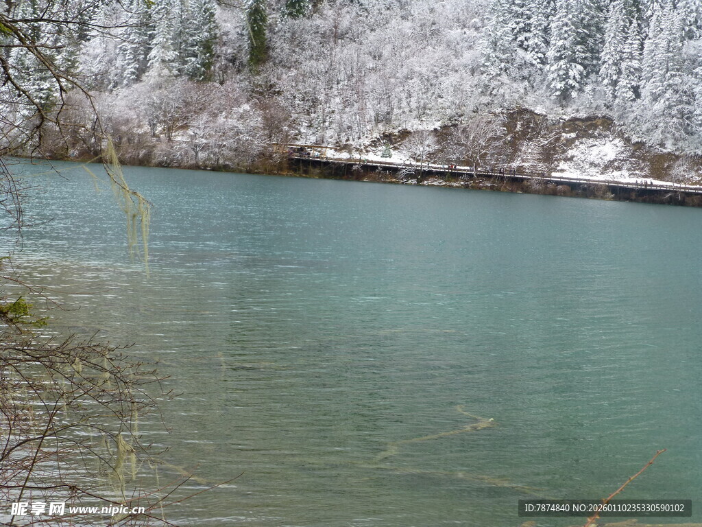 冬日清澈河畔雪景