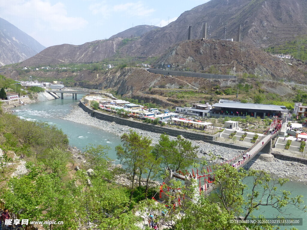 山间河畔美丽自然风光