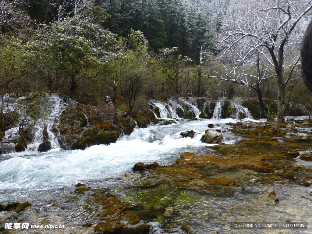 山间溪流雪景图