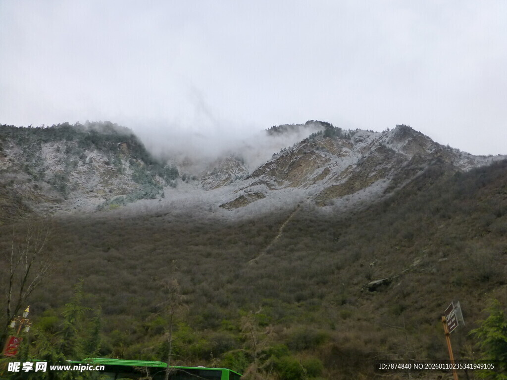 云雾缭绕的山峦美景