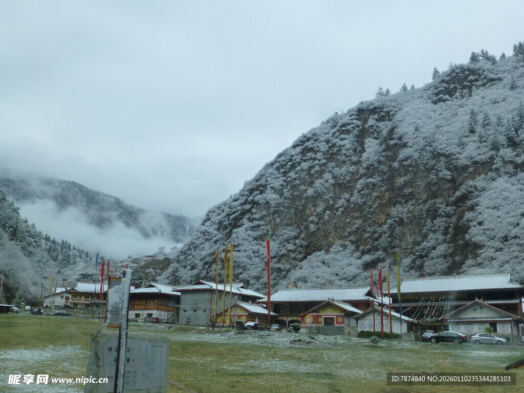 雪山下的静谧村落