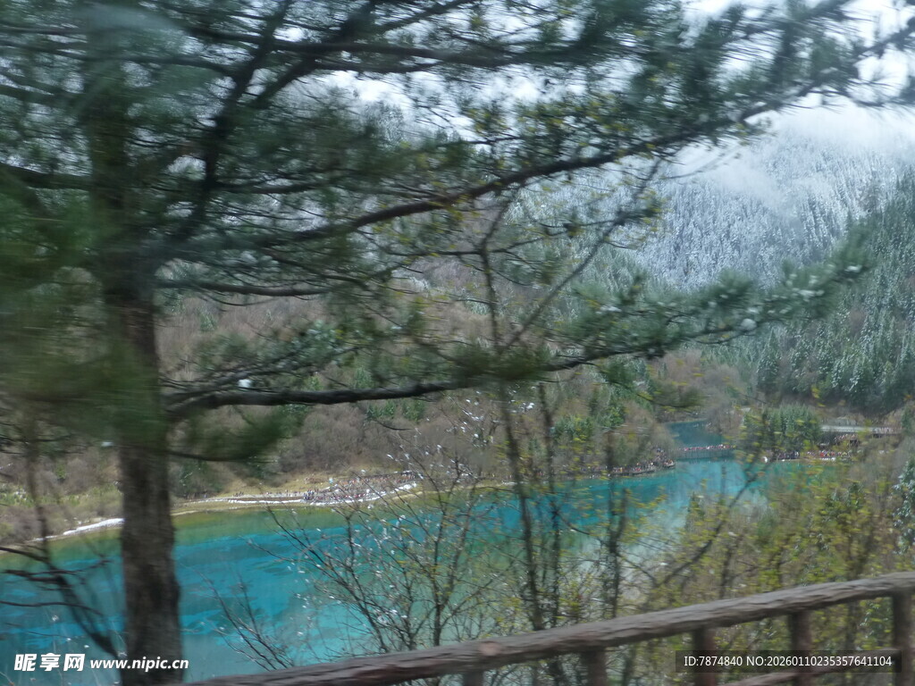 蓝湖旁的林间木栈道