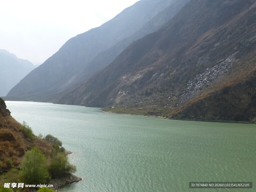 青山绿水间的秀丽江河
