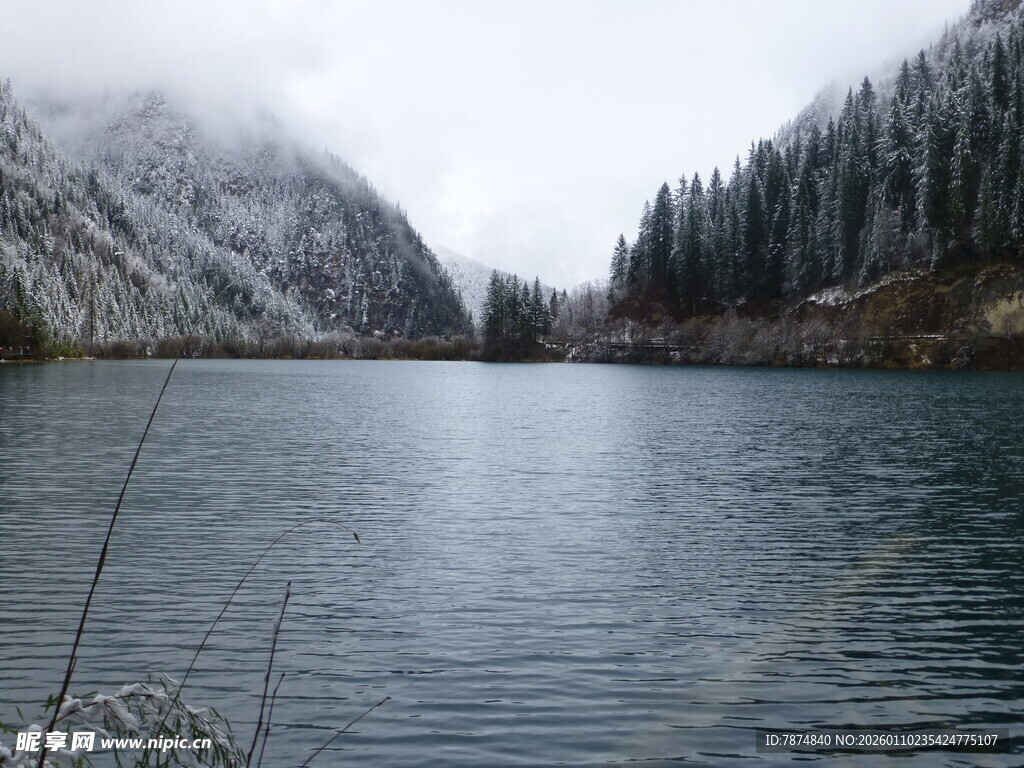 雪山下的宁静湖泊