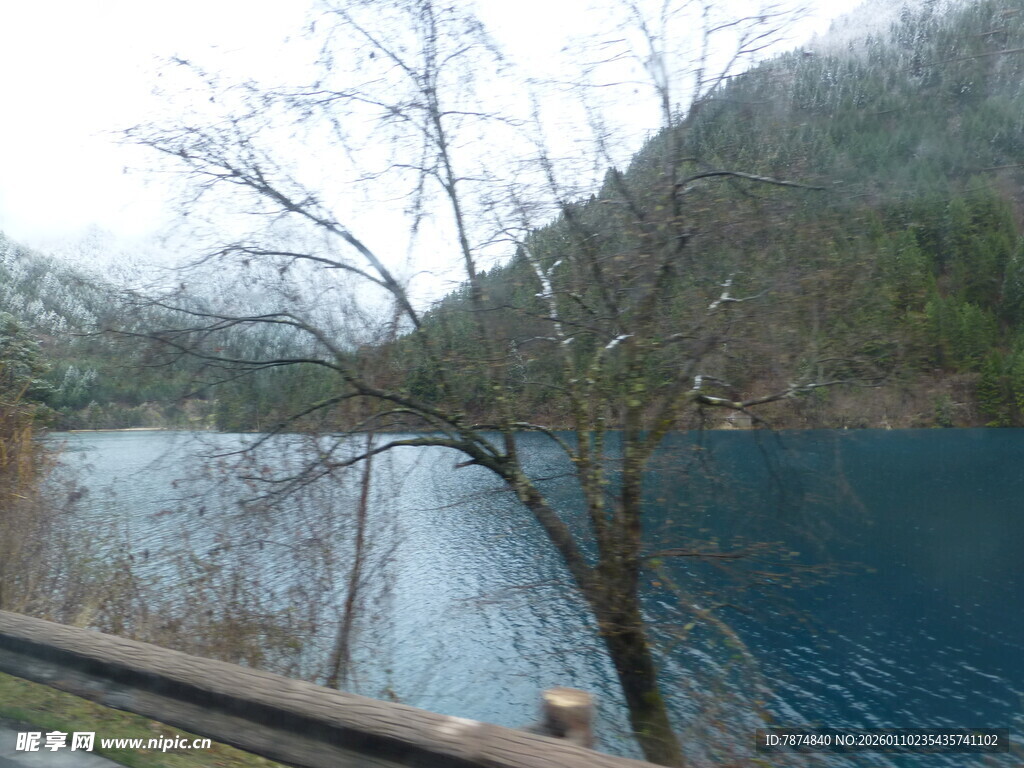 山间宁静湖水美景