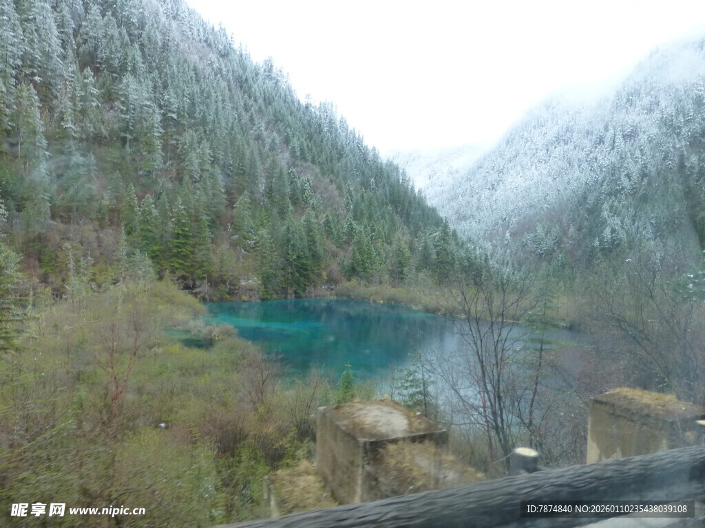 雪山下的幽蓝湖泊