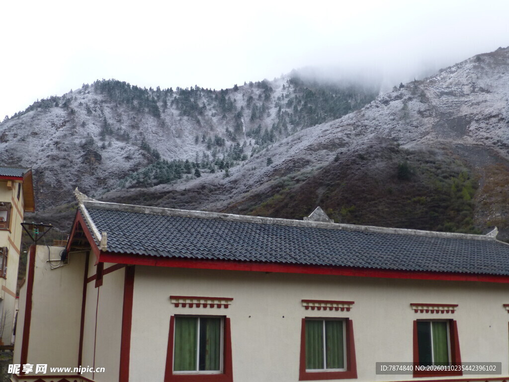 雪山下的特色民居