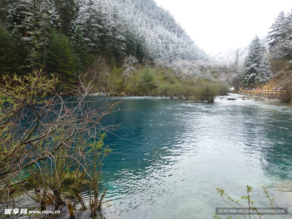 冬日蓝湖 山林环绕之景