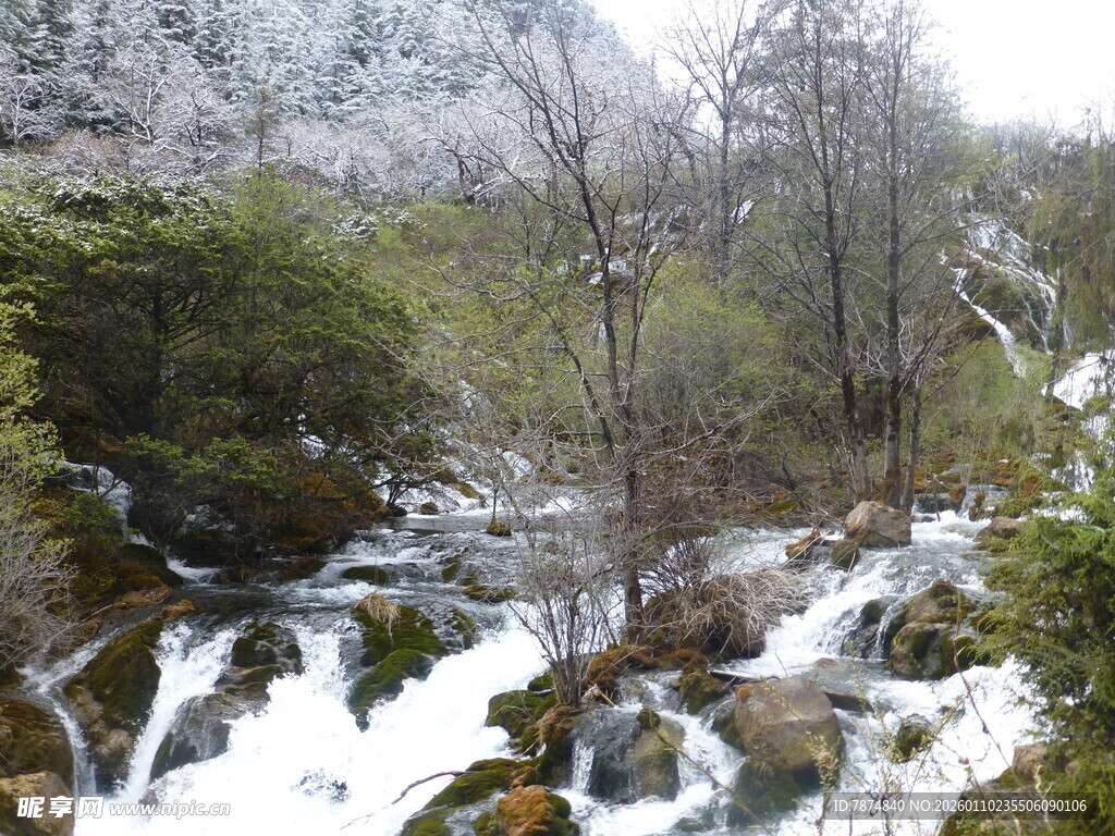 山间雪覆溪流美景