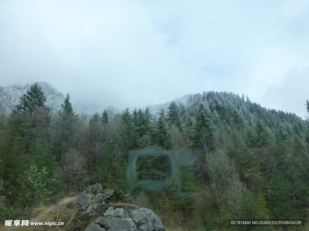 山林云雾间的自然景致