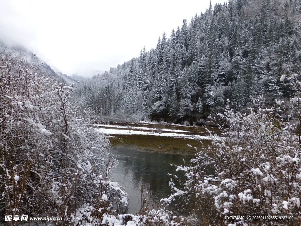 雪覆山林间的静谧湖泊