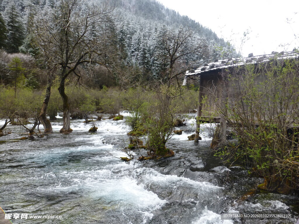 山间溪流旁的古朴景致