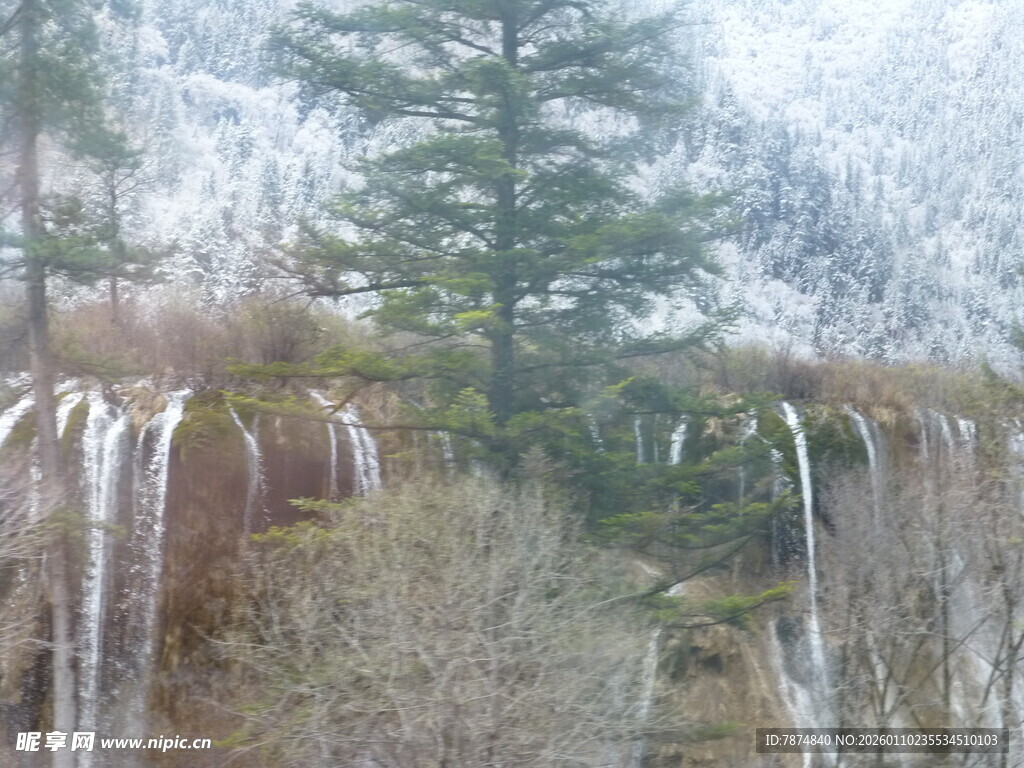 山间瀑布雪景