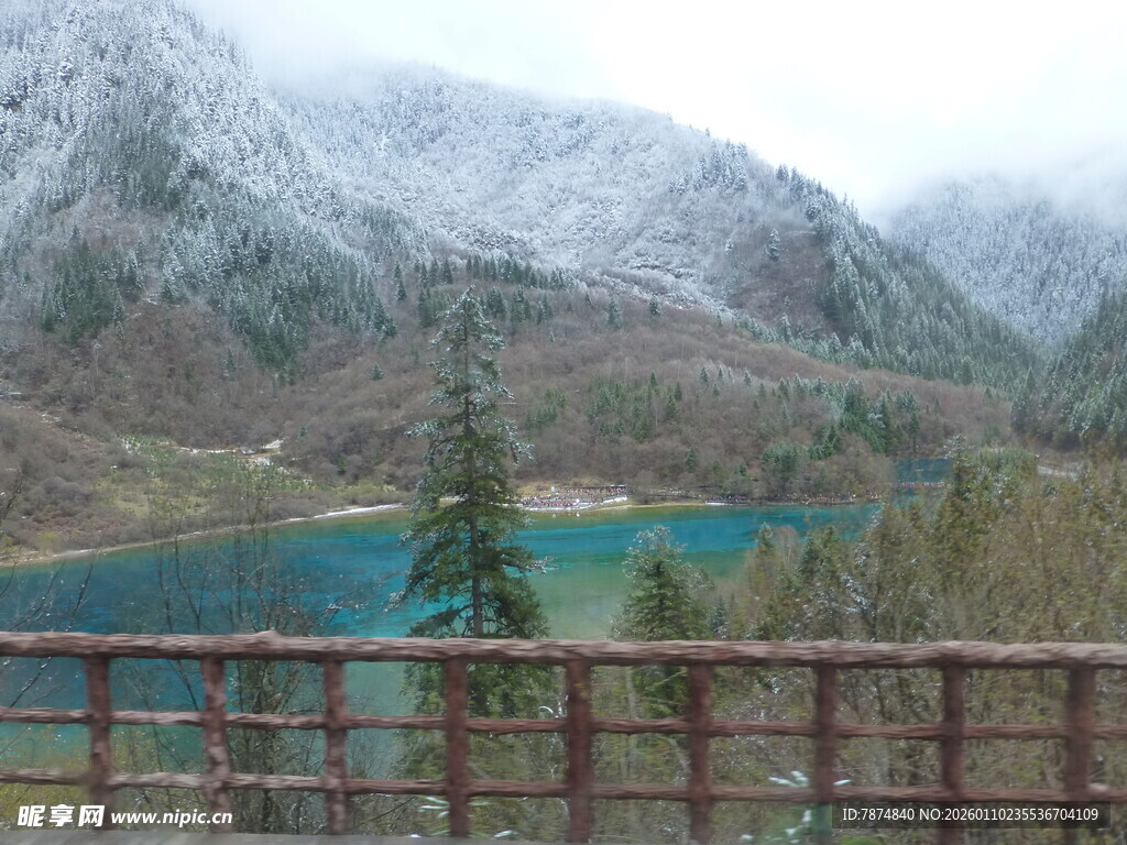 雪山下的幽蓝湖泊美景