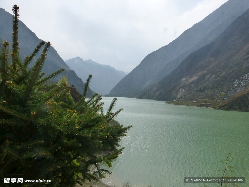 青山绿水间的秀丽湖景