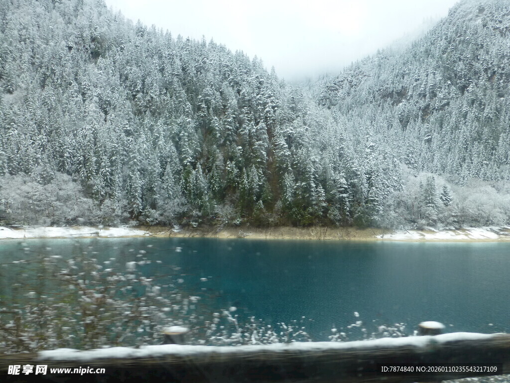 雪覆山峦下的幽蓝湖泊