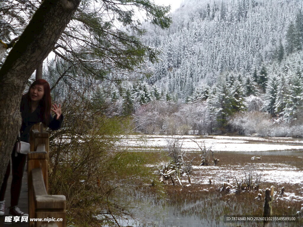 女子于雪覆山林间观景
