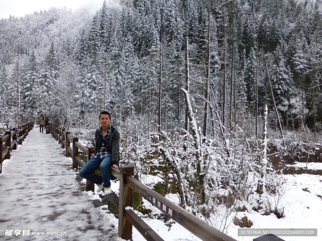 雪林木栈道上的休闲身影