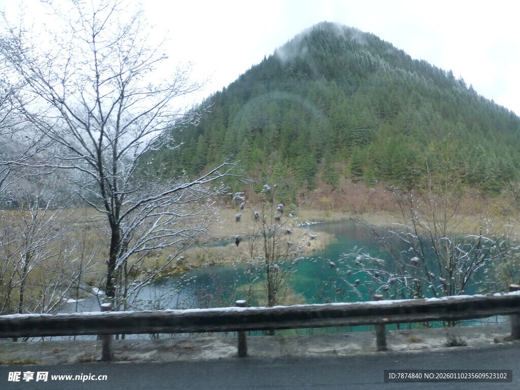冬日山景旁的护栏与水域