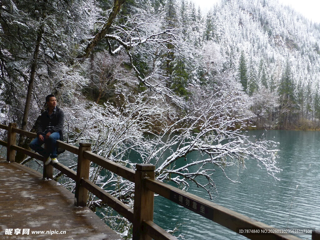 雪覆湖畔美景 游人赏景