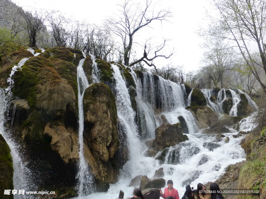 山间瀑布下的热闹景象
