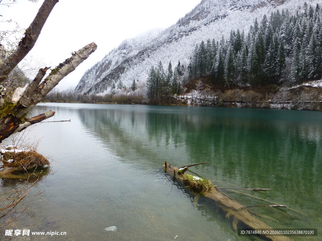 冬日静谧湖水与山林美景