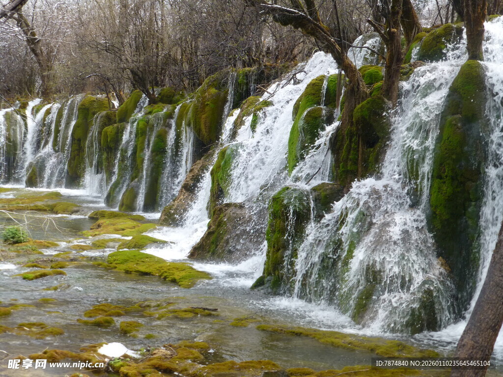 山间层叠小瀑布美景