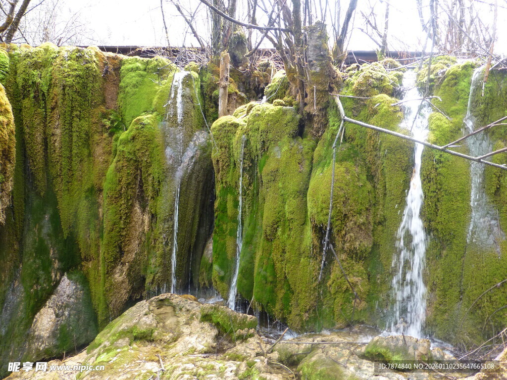 青苔覆盖的山间小瀑布