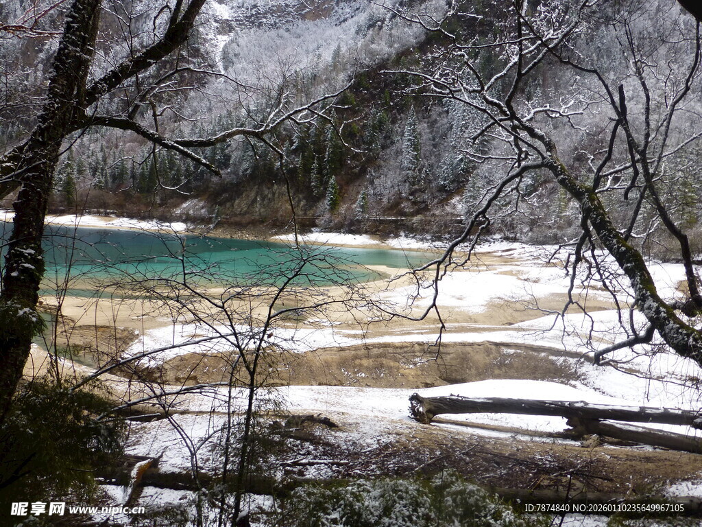 雪覆山林间的碧绿湖水