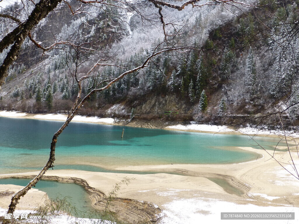 冬日雪覆的碧绿湖泊