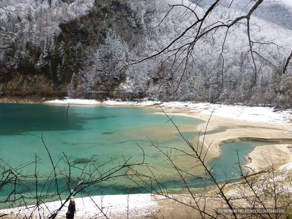 冬日蓝绿色湖泊雪景风光