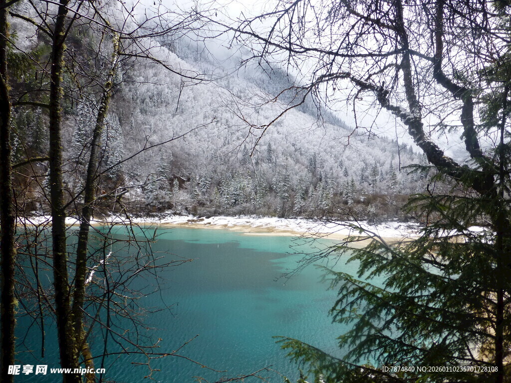 冬日山林中的幽蓝湖水