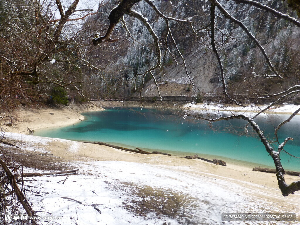 冬日雪覆的幽蓝山间小湖