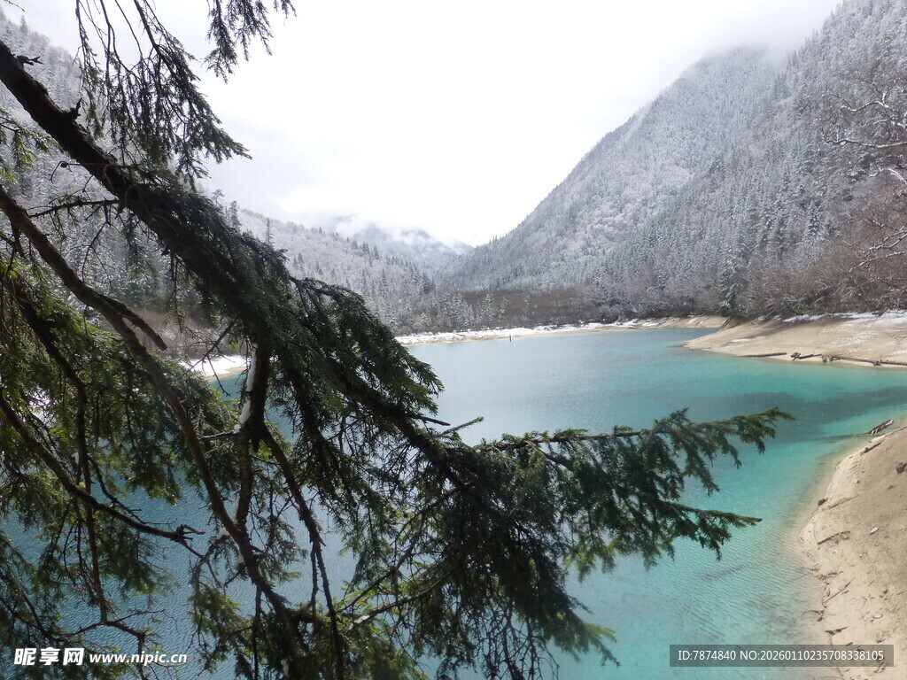 雪山下的幽蓝湖泊美景