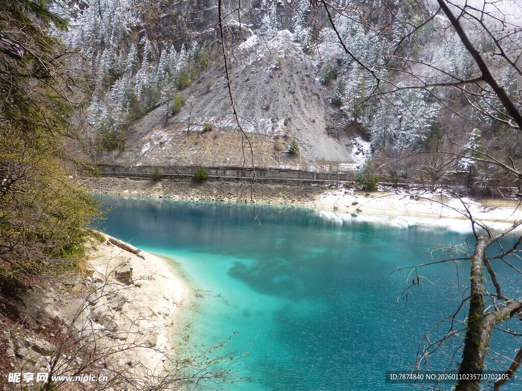 冬日山间的蓝绿色清澈湖水