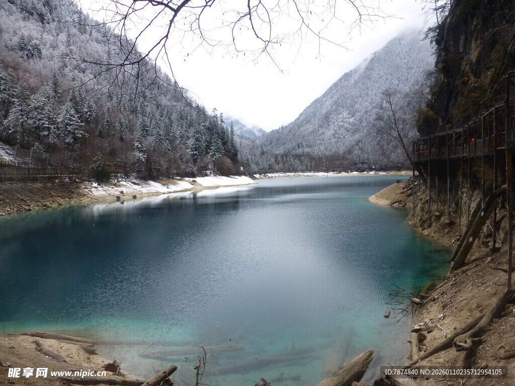 冬日静谧的蓝湖山水景