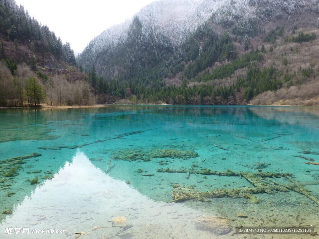 梦幻蓝湖 山水间的静谧美景