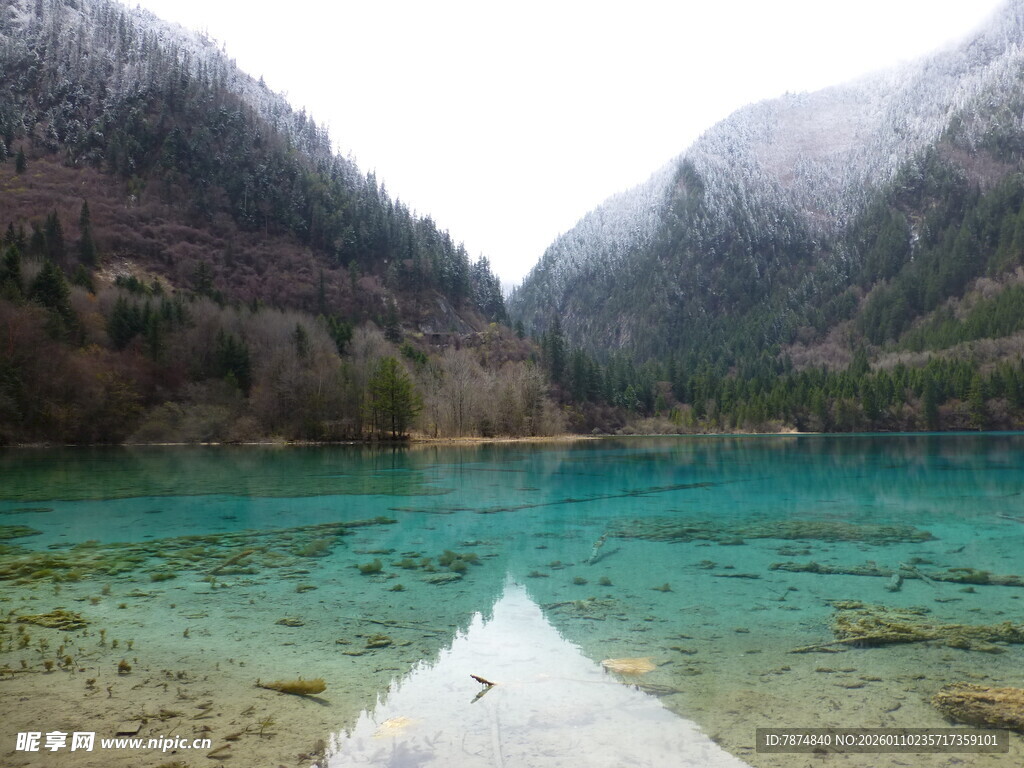 山间清透蓝湖美景