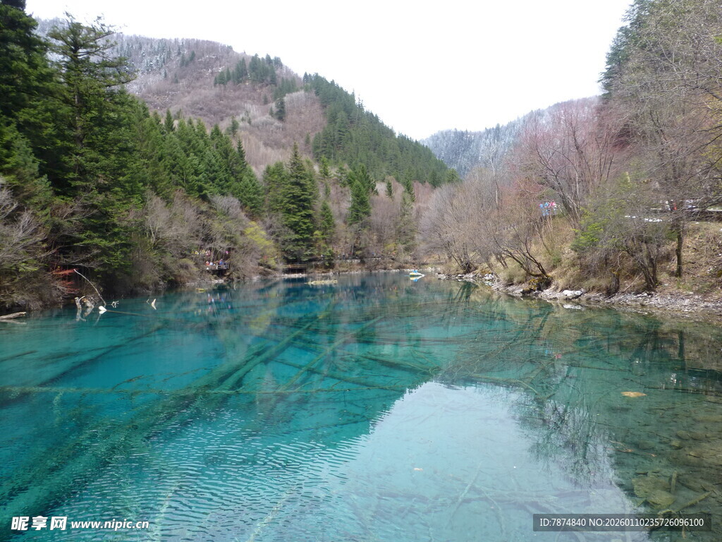 清澈幽蓝的山间河流