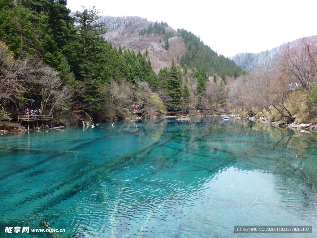清澈蓝绿色山间河流美景