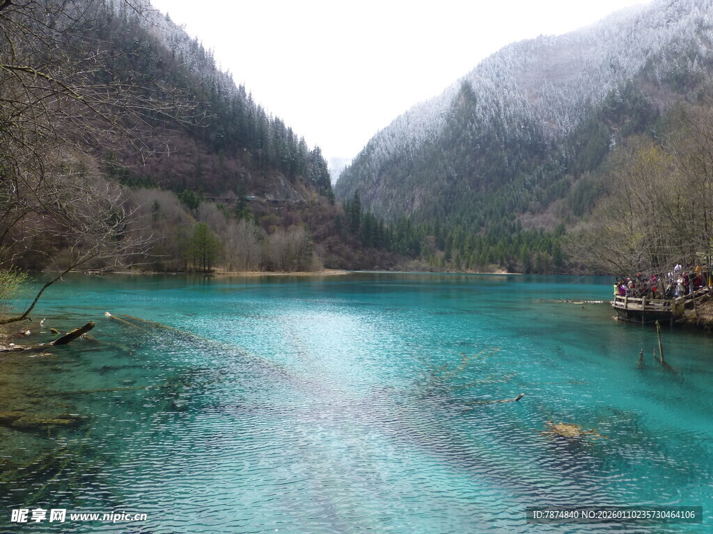 九寨沟绝美清澈蓝湖风光