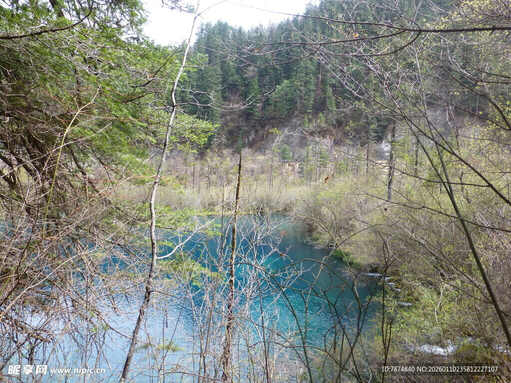 山林间的清澈蓝湖
