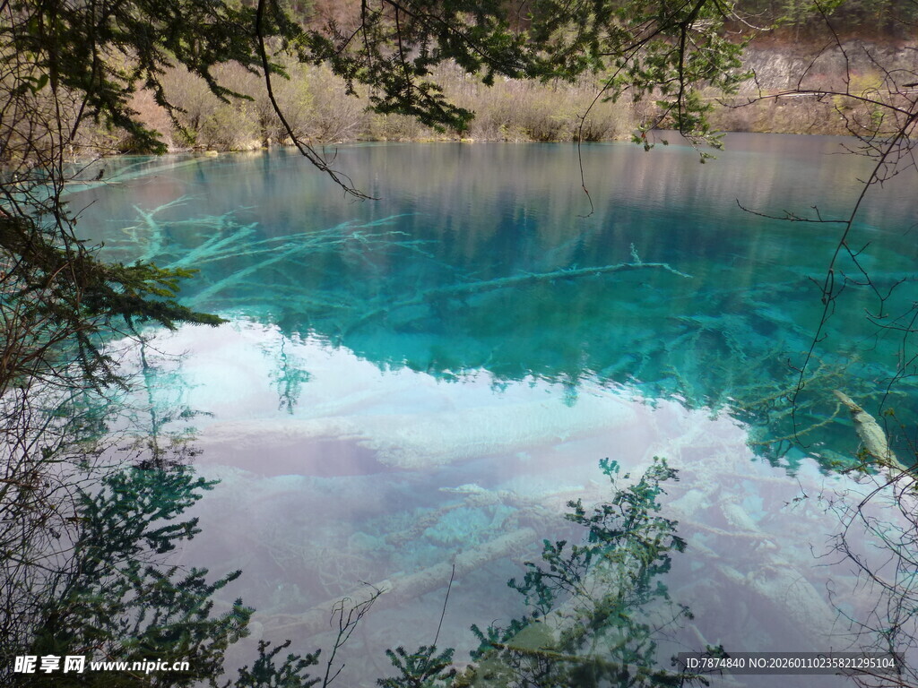 清澈幽蓝的自然湖水景观