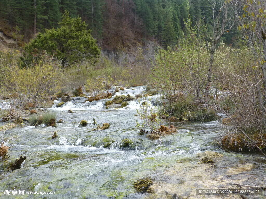 山间潺潺溪流风景图