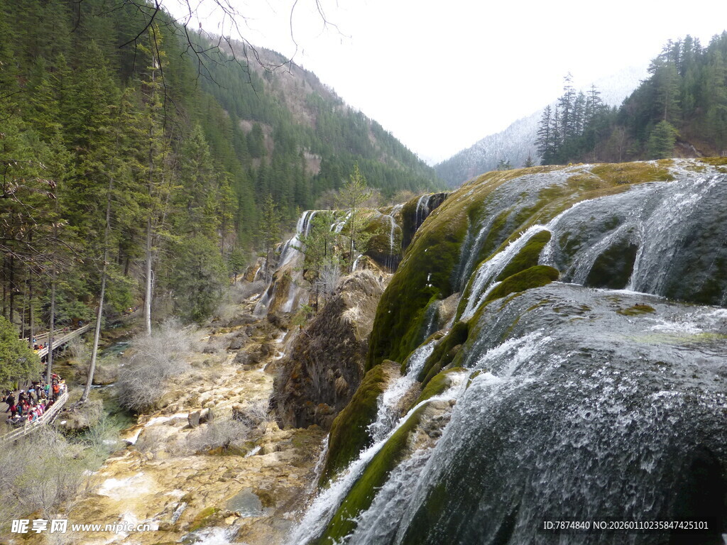 山间溪流旁的嶙峋怪石