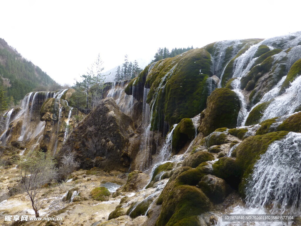 山间瀑布 绿意盎然的奇观